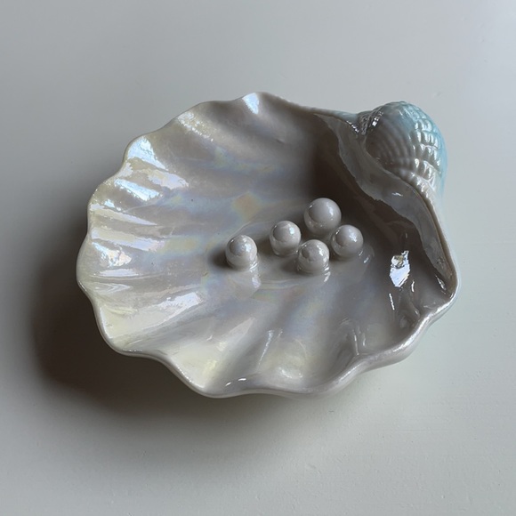 Vintage | Ceramic Porcelain Shell Jewelry Dish - Picture 4 of 10